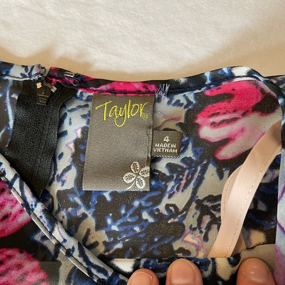 Taylor flower belted fit flare dress.  Size 4. Vintage 50s vibes Retro Cocktail - Picture 4 of 8